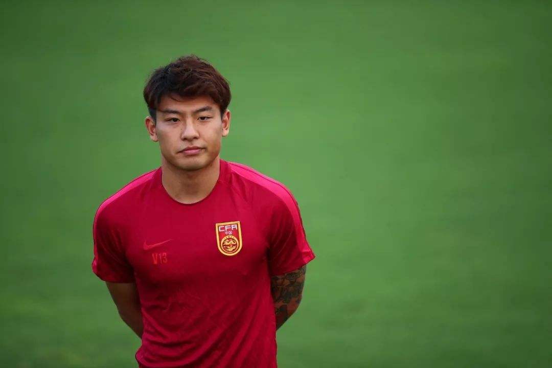 中国足球队长是谁